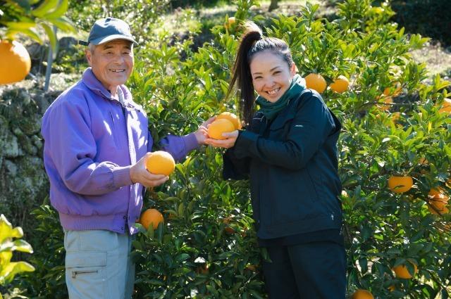 写真：みかんの木の前で、笑顔でカメラ目線の岡部さんと中野さん