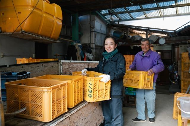 写真：収穫したみかんをトラックに積み込む岡部さんと中野さん